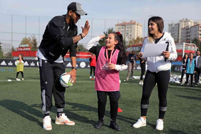 Kız Çocukları Ön Yargılara İlk Şutunu ’Josef De Souza’ İle Attı