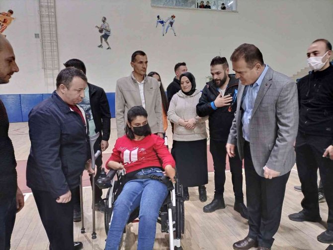 Vali Akbıyık, Engellilerin Maçını İzledi