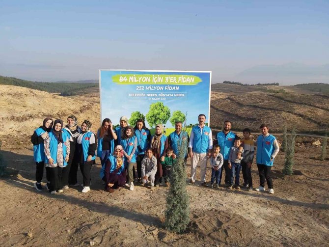 Manisalı Hafızlar Gelecek İçin 100 Fidan Dikti