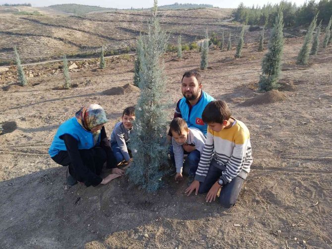 Manisalı Hafızlar Gelecek İçin 100 Fidan Dikti
