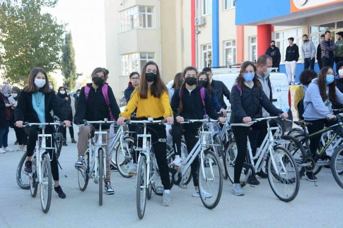Manisa’da Öğrenciler Sağlıklı Yaşam İçin 22 Kilometre Pedal Çevirdi