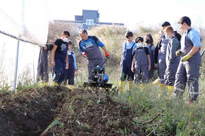 Okuldaki Serada Hem Öğreniyor Hem Eğleniyorlar