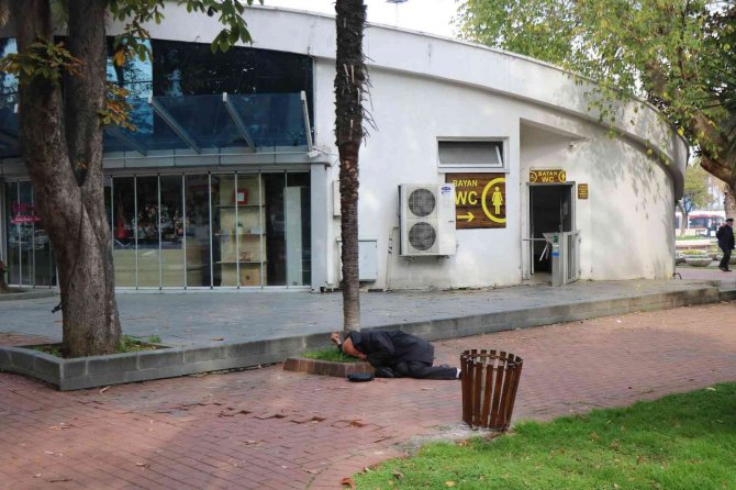 Parkta Baygın Halde Yerde Yatan Şahıs Hastaneye Kaldırıldı