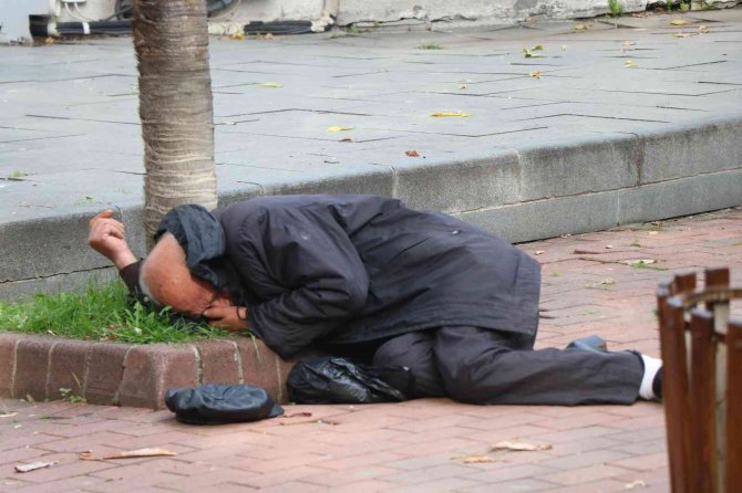 Parkta Baygın Halde Yerde Yatan Şahıs Hastaneye Kaldırıldı