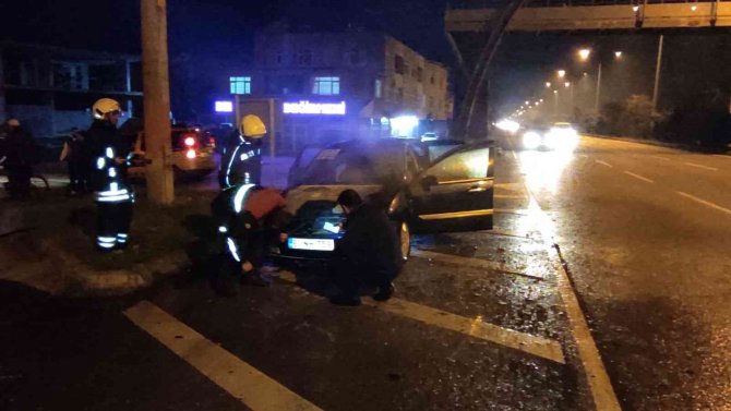 Seyir Halindeki Otomobil Alev Topuna Döndü