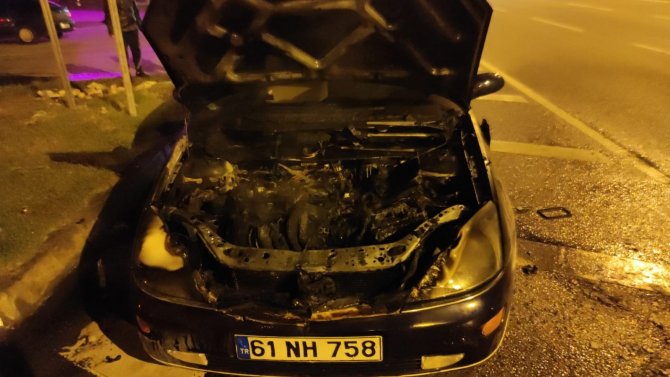 Seyir Halindeki Otomobil Alev Topuna Döndü