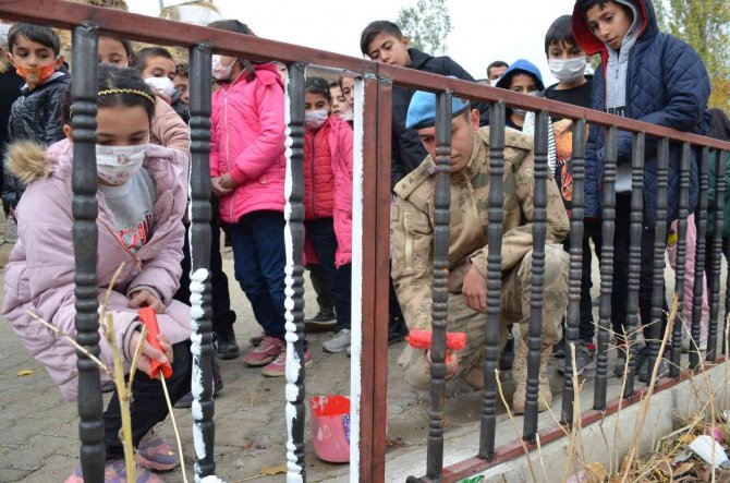 Komutanlar Öğrencilerle Birlikte Okul Bahçesindeki Parmaklıkları Boyadı