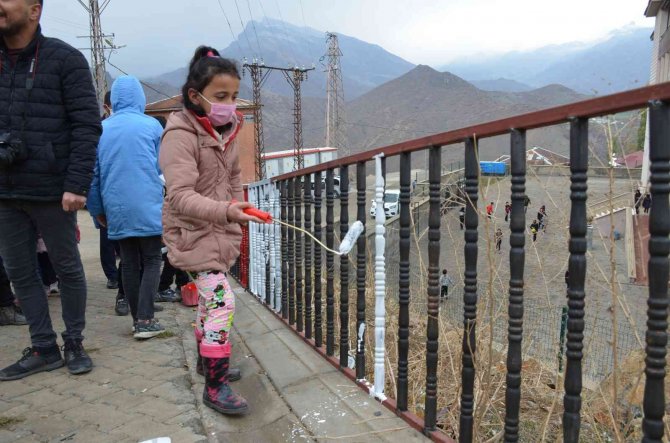 Komutanlar Öğrencilerle Birlikte Okul Bahçesindeki Parmaklıkları Boyadı