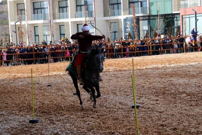 Atlı Okçuluk Gösterisi İzleyenleri Mest Etti