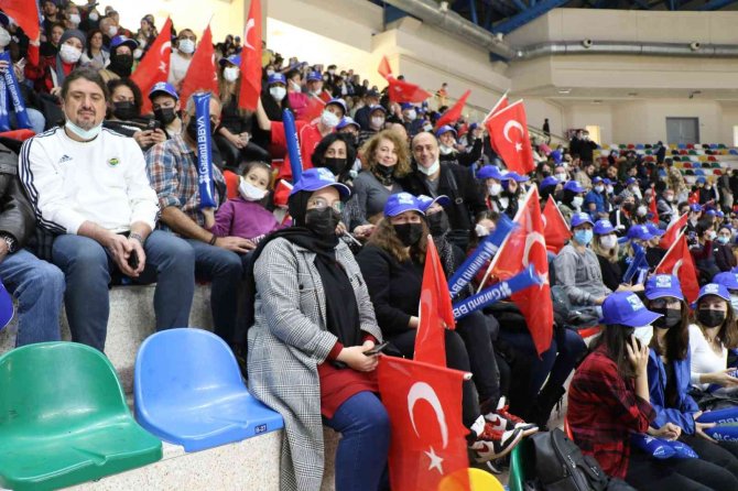 A Milli Kadın Basketbol Takımı Parkede, Vatandaşlar Tribünde