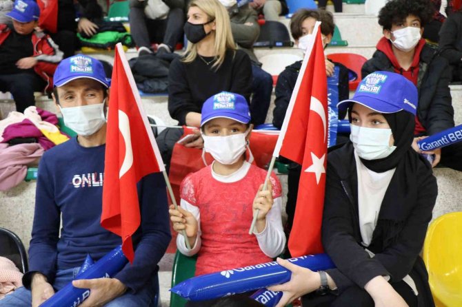 A Milli Kadın Basketbol Takımı Parkede, Vatandaşlar Tribünde