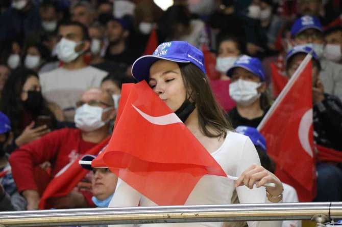 A Milli Kadın Basketbol Takımı Parkede, Vatandaşlar Tribünde