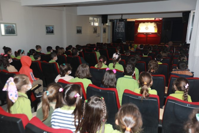 Öğrenciler Hacivat Karagöz’ü İzledi