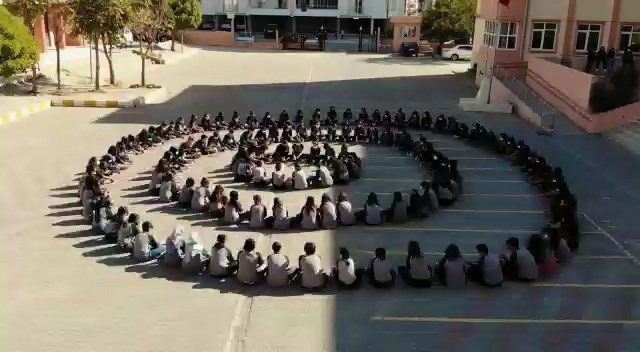 200 Öğrenci Bardak Ritmi İle ‘Uzun İ̇nce Bir Yoldayım’ Türküsünü Seslendirdi