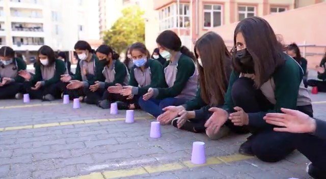 200 Öğrenci Bardak Ritmi İle ‘Uzun İ̇nce Bir Yoldayım’ Türküsünü Seslendirdi