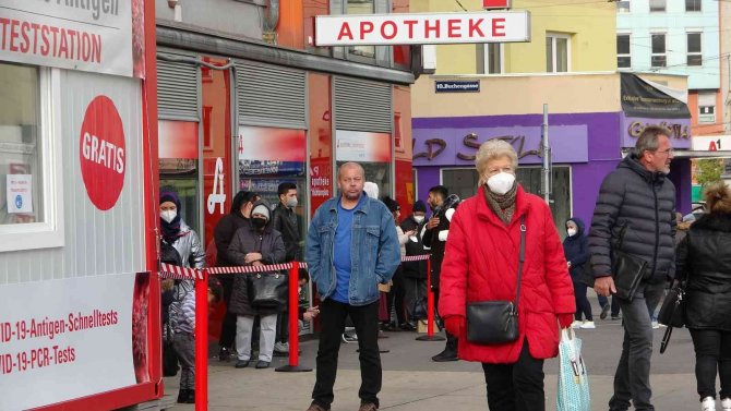 Avusturya’da Aşısızlara Yönelik Sokağa Çıkma Kısıtlaması Yürürlüğe Girdi