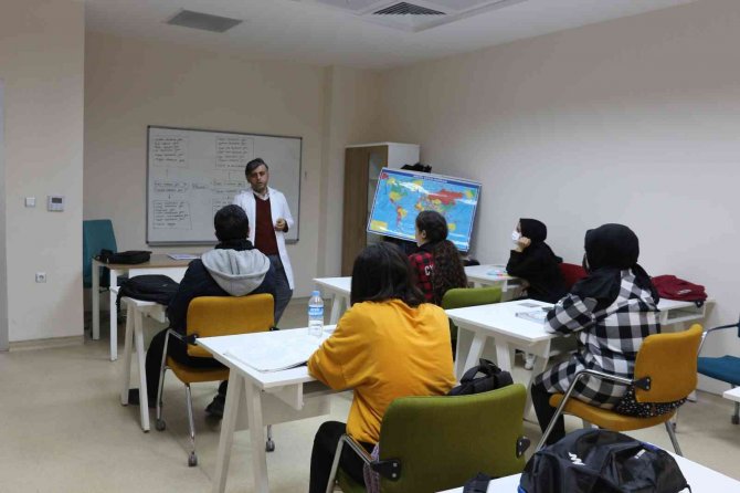 Tatvan’da Dezavantajlı Gençlere Yönelik Ücretsiz Üniversiteye Hazırlık Kursu