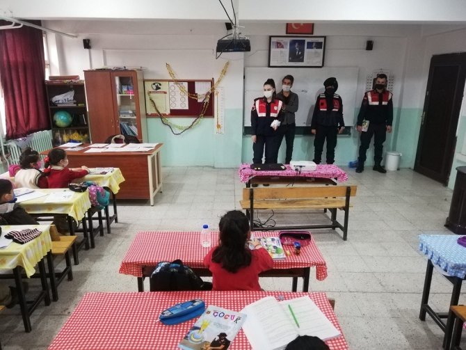 Jandarma’dan Çocuklara ’Güvenli İnternet Kullanım’ Eğitimi