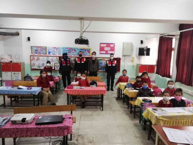 Jandarma’dan Çocuklara ’Güvenli İnternet Kullanım’ Eğitimi