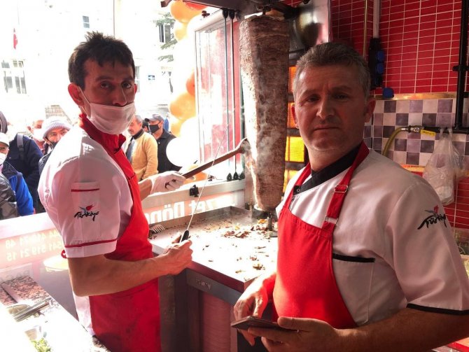 Bedava Döner Ekmek Kuyruğu