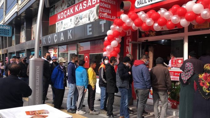 Bedava Döner Ekmek Kuyruğu