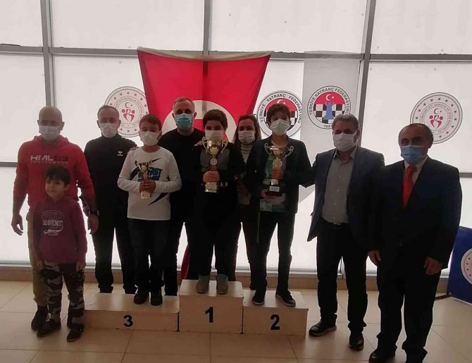 Çocuklar Satranç Turnuvasında Ter Döktü