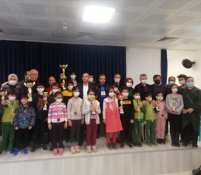 Çocuklar Satranç Turnuvasında Ter Döktü