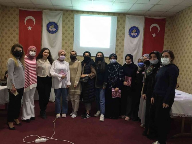 Gençler Kendi Aralarında Bilgilerini Yarıştırdı