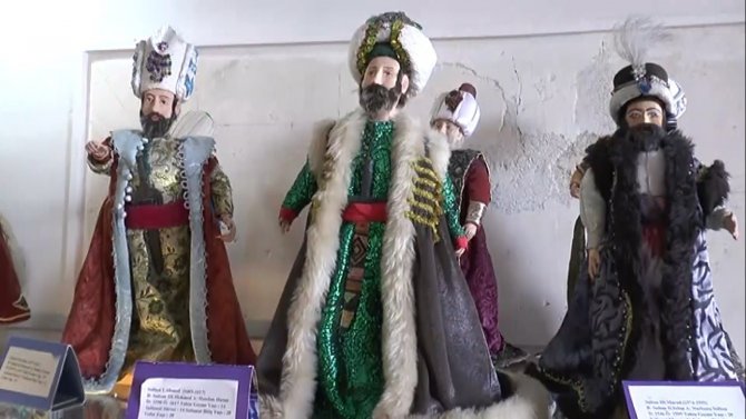 Geri Dönüşüm Kumaşlarını Kullanarak Sanat Eseri Yapıyor