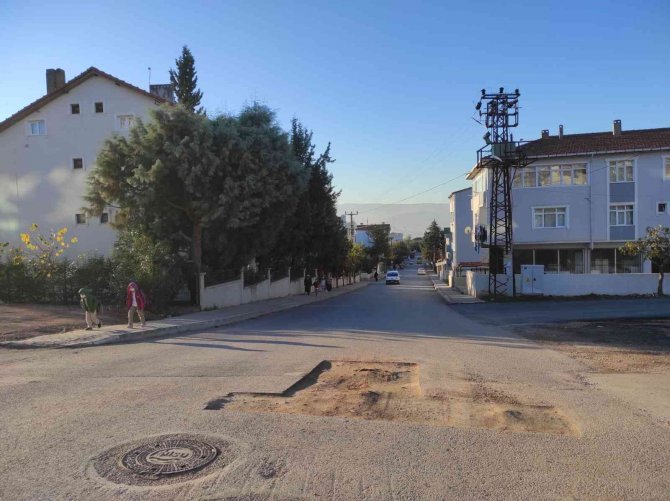 5 Ay Önce Asfalt Attılar, Yeniden Kazdılar