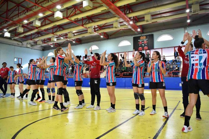 Mavi Kelebekler Sahasında Kazandı