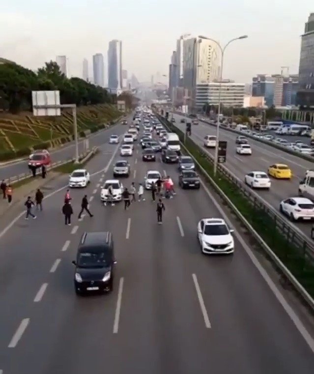 Maltepe’de Maç Sonrası E-5’te Taşlı Bıçaklı Meydan Kavgası