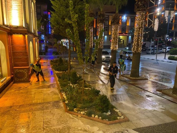 Manisa’da Sokaklar Korona Virüse Karşı Dezenfekte Edildi