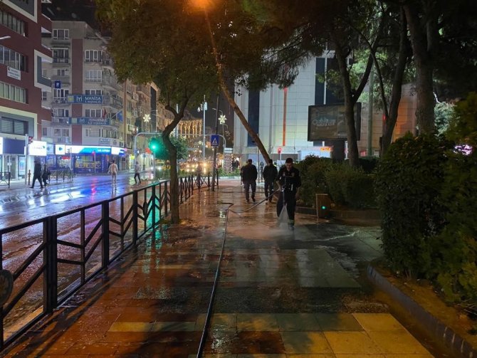 Manisa’da Sokaklar Korona Virüse Karşı Dezenfekte Edildi