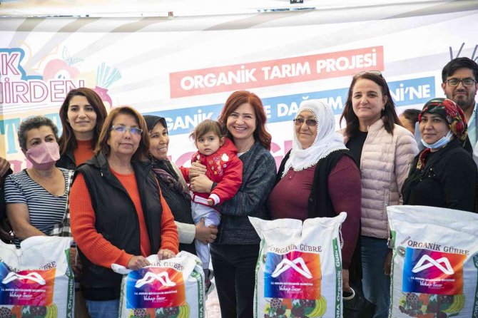 Mersin Büyükşehir Belediyesi, 100 Üreticiye 25 Ton Organik Gübre Dağıttı