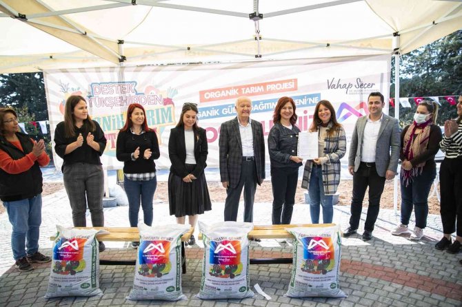 Mersin Büyükşehir Belediyesi, 100 Üreticiye 25 Ton Organik Gübre Dağıttı