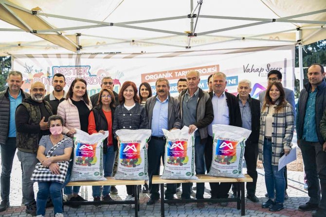 Mersin Büyükşehir Belediyesi, 100 Üreticiye 25 Ton Organik Gübre Dağıttı