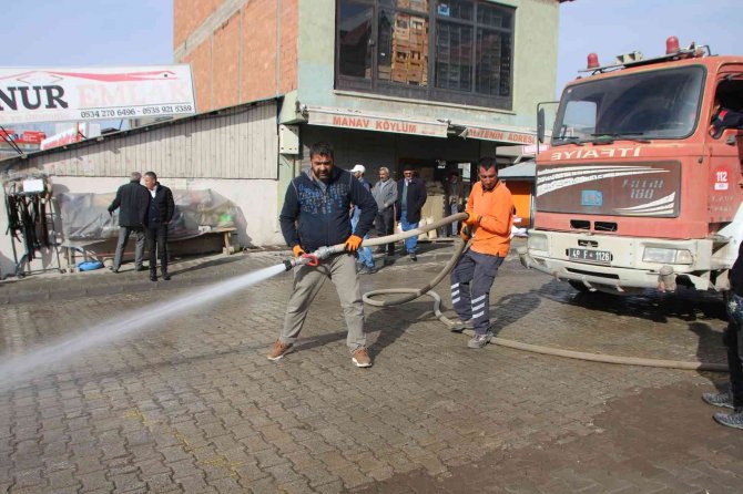 Varto Belediyesinden Caddeleri Yıkama Çalışması