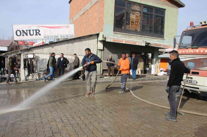 Varto Belediyesinden Caddeleri Yıkama Çalışması