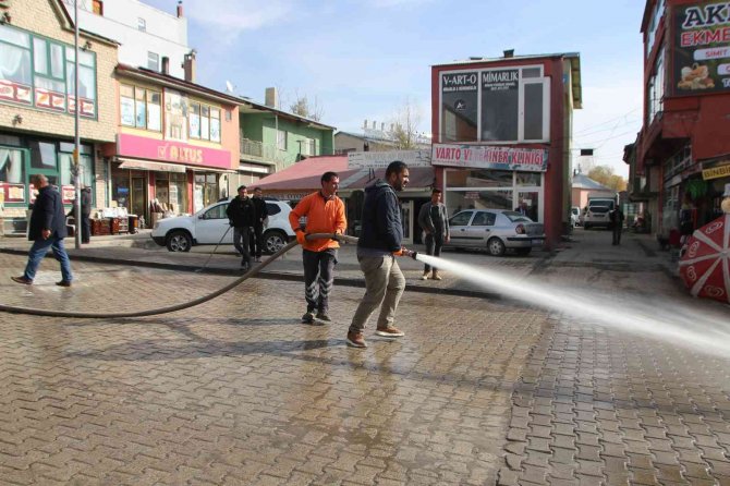 Varto Belediyesinden Caddeleri Yıkama Çalışması