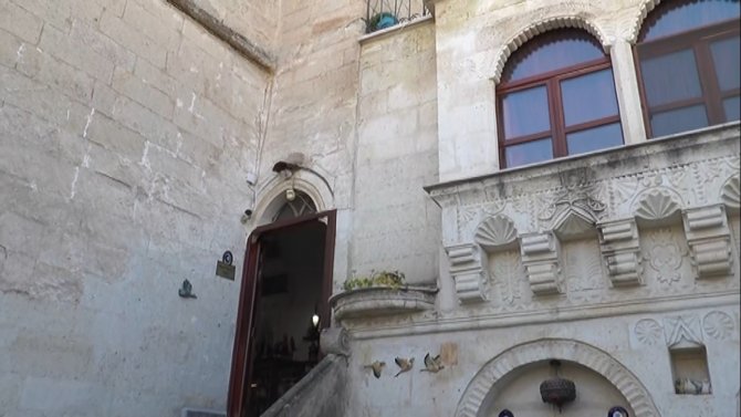 Geri Dönüşüm Kumaşlarını Kullanarak Sanat Eseri Yapıyor