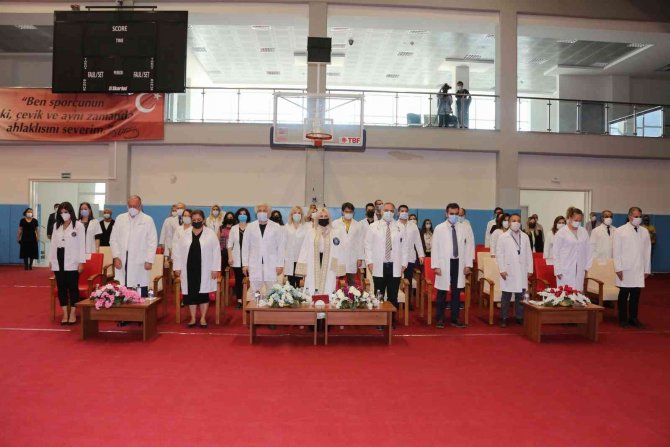 Aü Tıp Fakültesi Öğrencileri Beyaz Önlüklerini Törenle Giydi