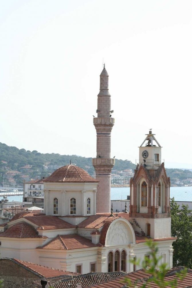 Milletvekili Mustafa Canbey’den Ayvalık’taki Camilere Restore Ödeneği Müjdesi