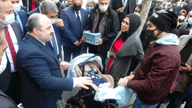Bakan Varank Satın Aldığı Simitleri Vatandaşlara Dağıtıp Alışveriş Yaptı