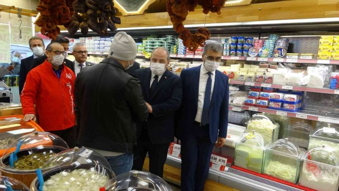 Bakan Varank Satın Aldığı Simitleri Vatandaşlara Dağıtıp Alışveriş Yaptı