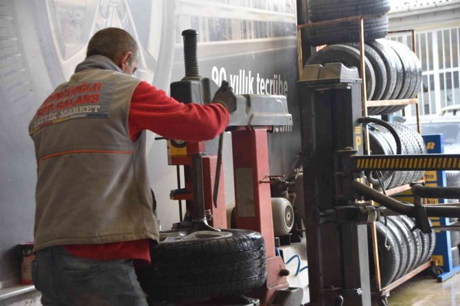 Sinop’ta Kış Lastiği Mesaisi Başladı