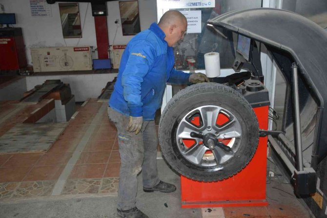 Sinop’ta Kış Lastiği Mesaisi Başladı