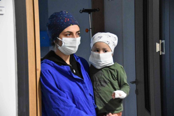 2 Yaşında 2 Kanser Teşhisi Konuldu, Ablası İle Hayata Tutundu