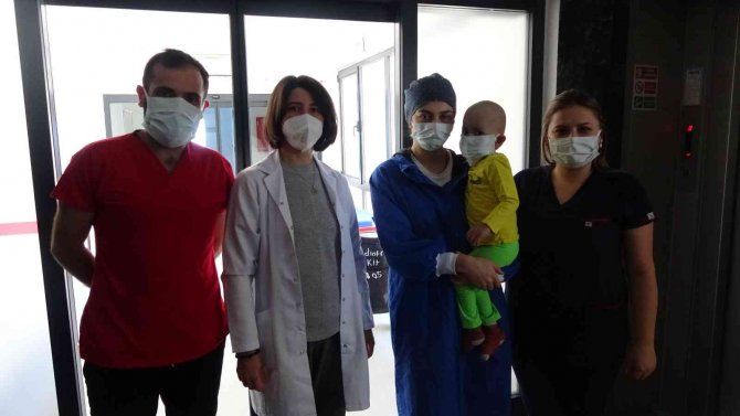 2 Yaşında 2 Kanser Teşhisi Konuldu, Ablası İle Hayata Tutundu