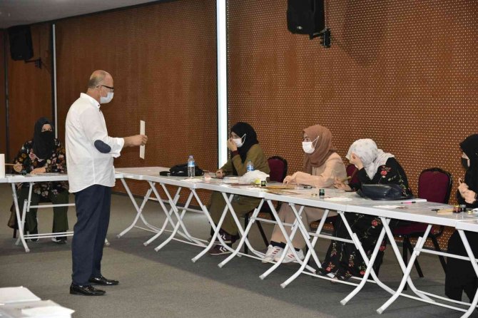 Kurslara Katılarak Hem Bilgi Ve Becerilerini Geliştiriyor Hem Ev Ekonomilerine Katkı Sağlıyorlar